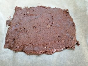 Den Teig für die Protein Brownies verstreichen.