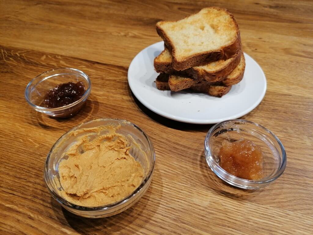 Alle Zutaten für mein Erdnussbutter Sandwich mit Marmelade.
