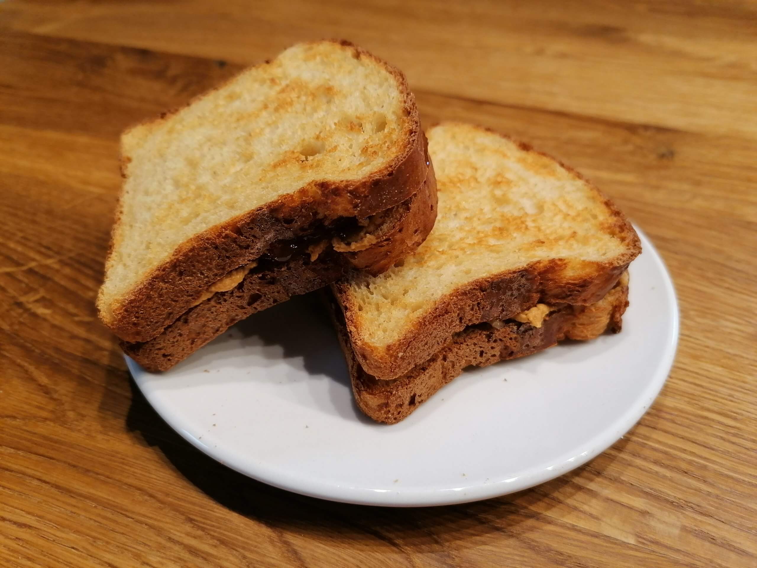 Erdnussbutter Sandwich mit Marmelade 🥜🥪 - nur 125 Kalorien!