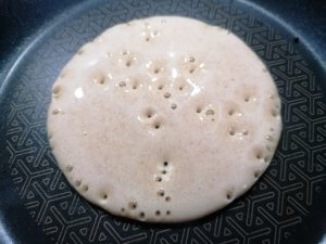 Wenn die Protein Pancakes so aussehen, kannst du sie wenden.