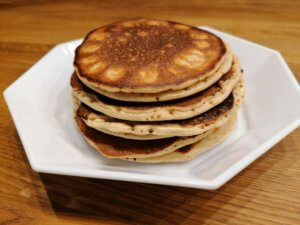 Die Protein Pancakes sollten auf einem Stapel serviert werden.