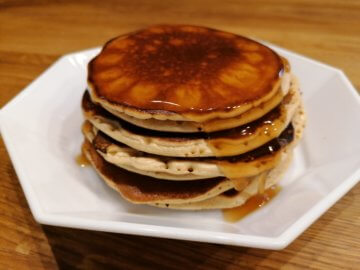 Ahornsirup verbessert das Protein Pancakes Rezept noch weiter!