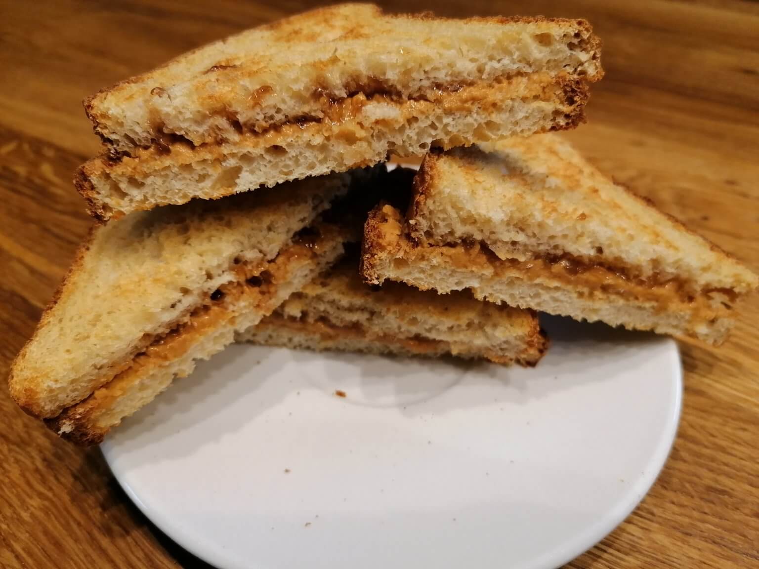 Erdnussbutter Sandwich mit Marmelade 🥜🥪 - nur 125 Kalorien!