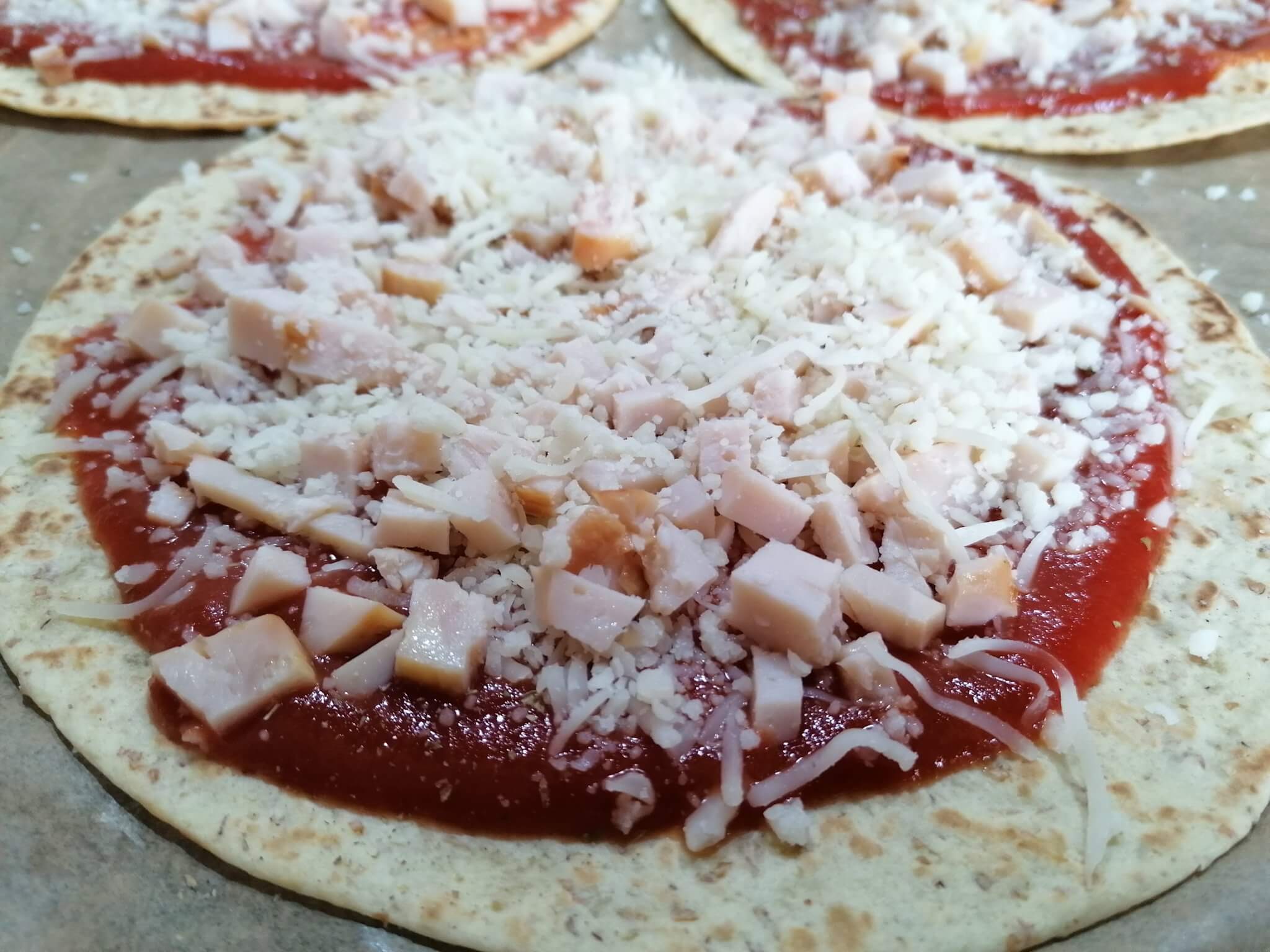 Wrap Pizza mit Hähnchen 🍕 - Echter Pizza-Geshmack mit wenig Kalorien!